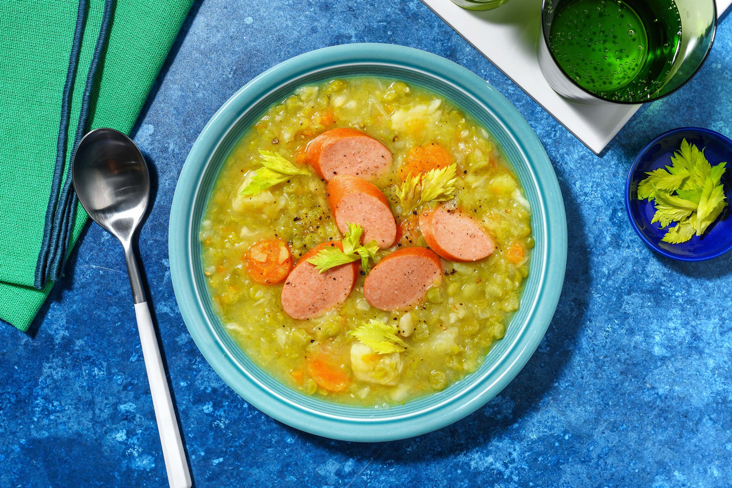 Soupe de pois cassés et saucisse fumée
