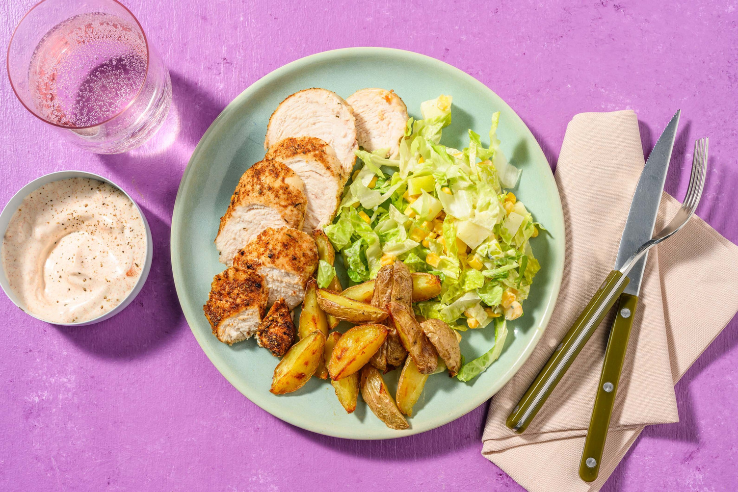 Bio-Chicken mit Salat in Buttermilch-Dressing
