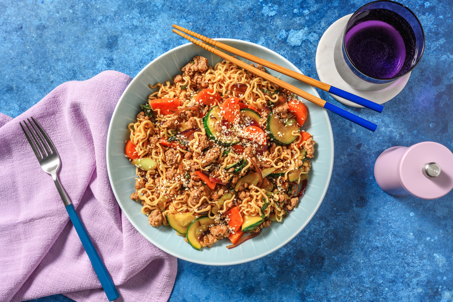 Stir-fry met noedels, kipgehakt en paksoi