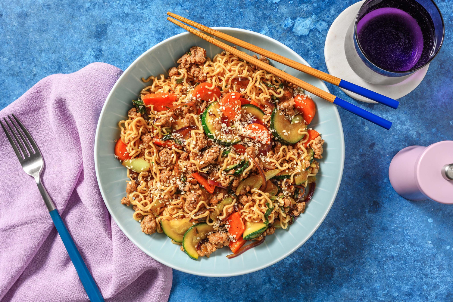 Stir-fry met noedels, kip en paksoi