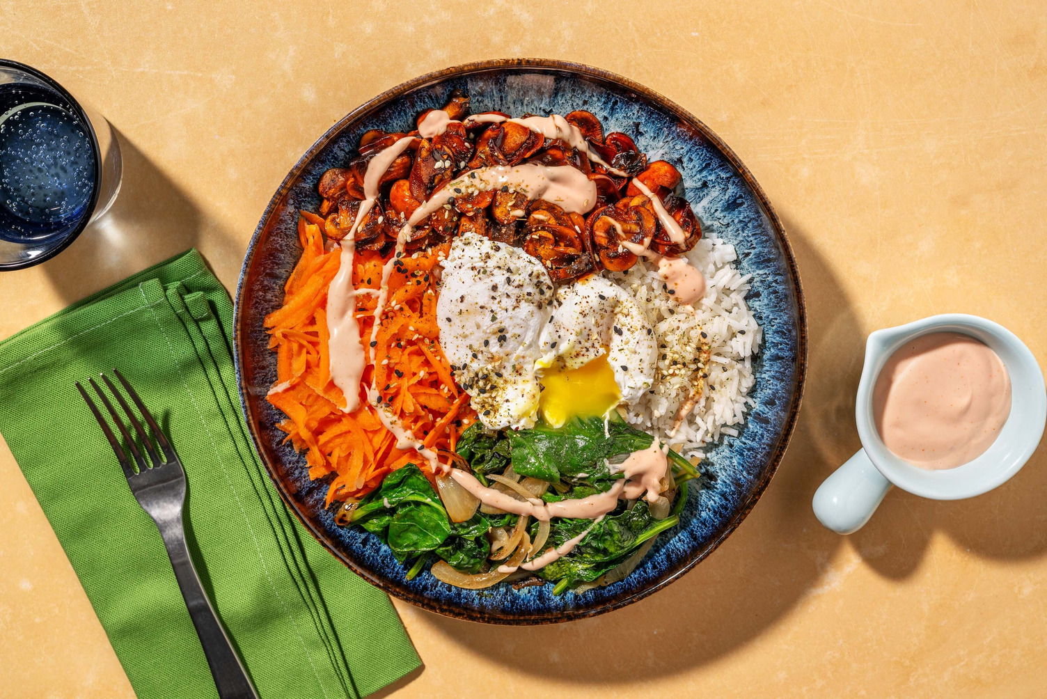 Veggie bibimbapbowl met gepocheerd ei