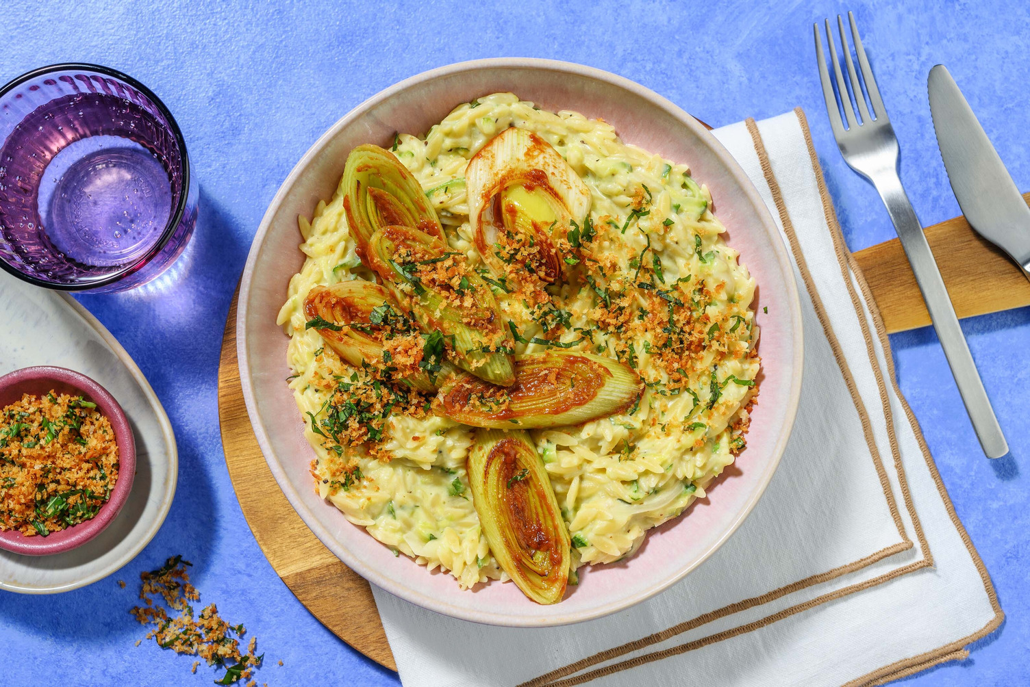 Zucchini-orzotto och misostekt purjolök