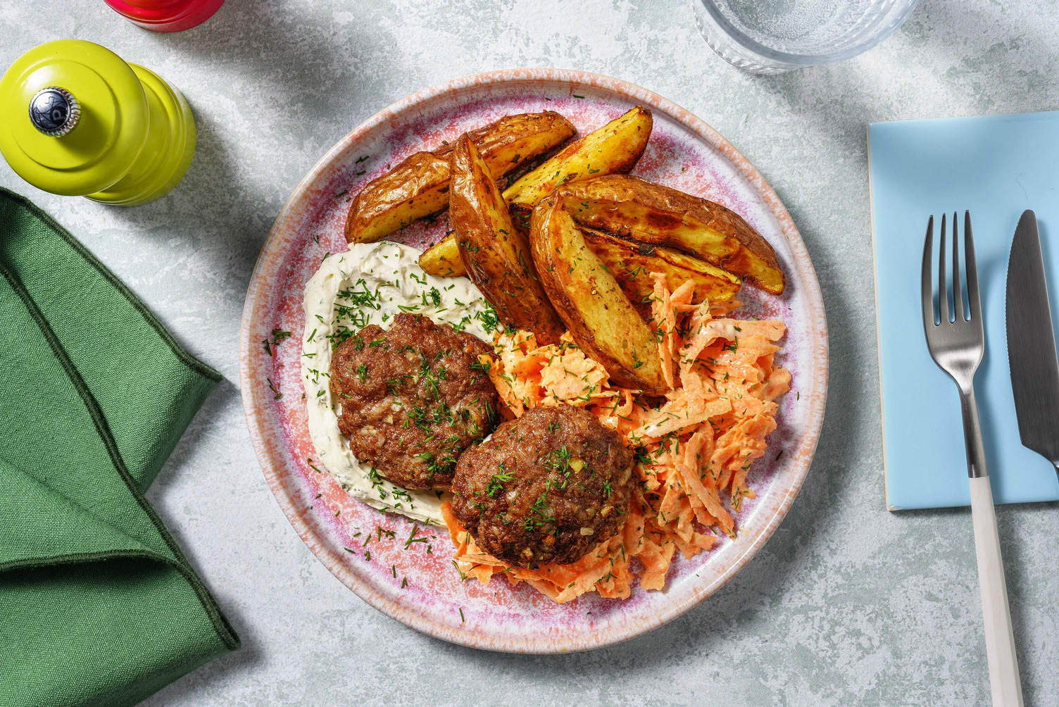 Würzige Kotleti! Bio-Rinderfrikadellen mit Dill-Dip