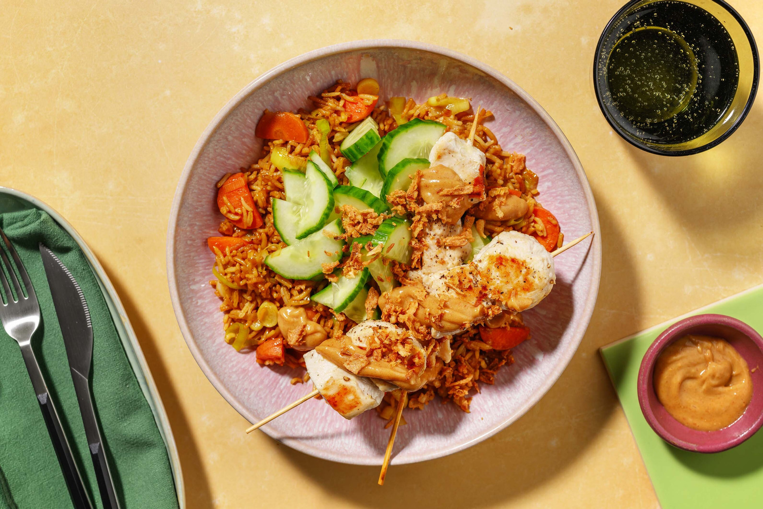 Nasi goreng met zelfgemaakte kipsaté