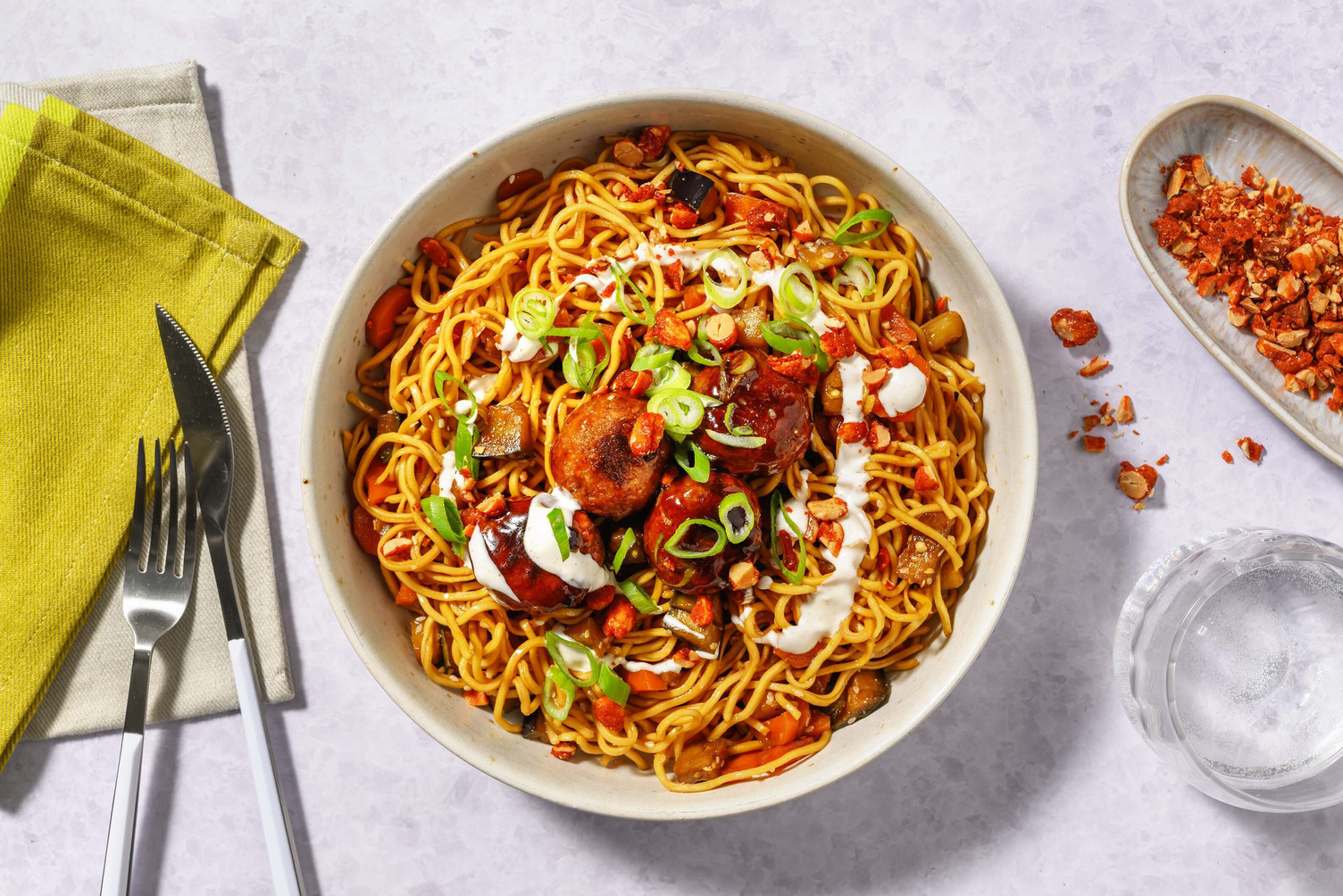Boulettes de viande laquées et nouilles sautées