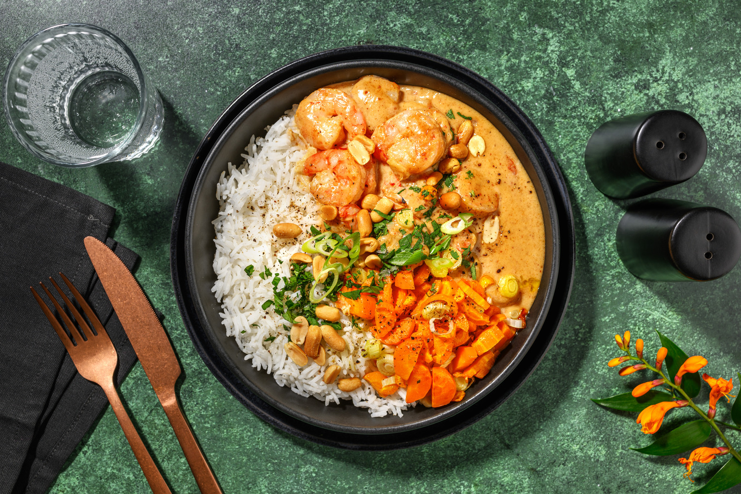 Crevettes sautées sauce coco-cacahuète & riz