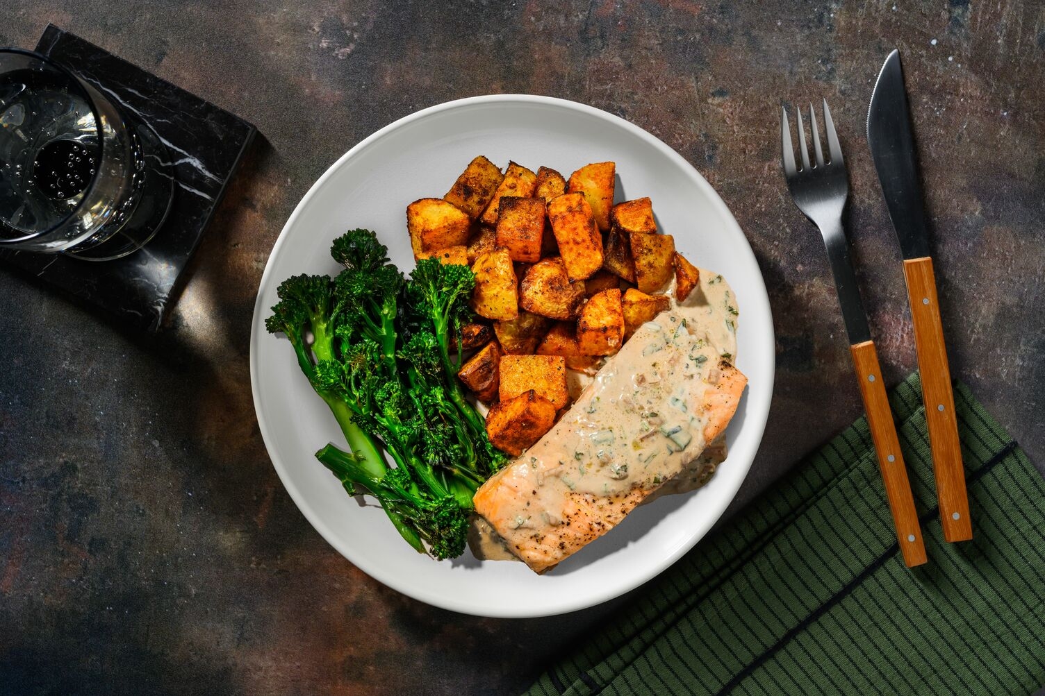 Saumon sauce avoine-estragon & broccolini poché