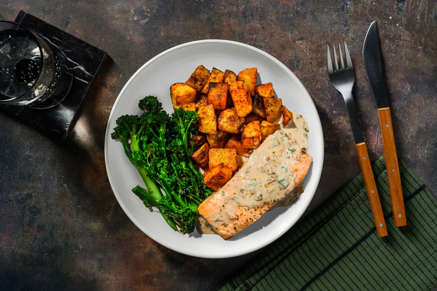 Saumon sauce avoine-estragon & broccolini poché