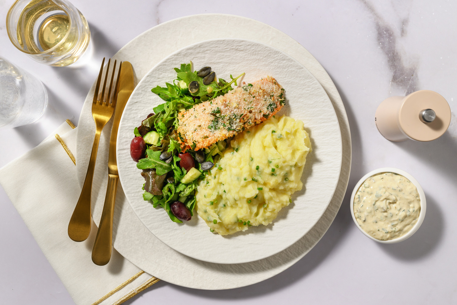Saumon en croûte d'herbes & sauce ravigote