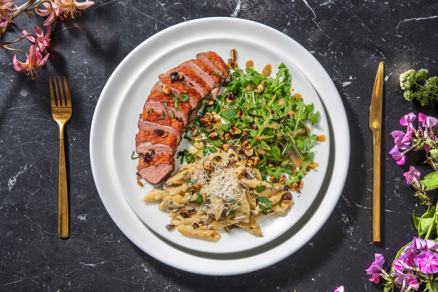 Filet de canard juste saisi & penne en sauce