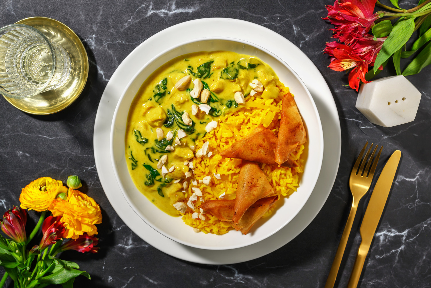 Golden curry : dinde, épinards & samossas bœuf