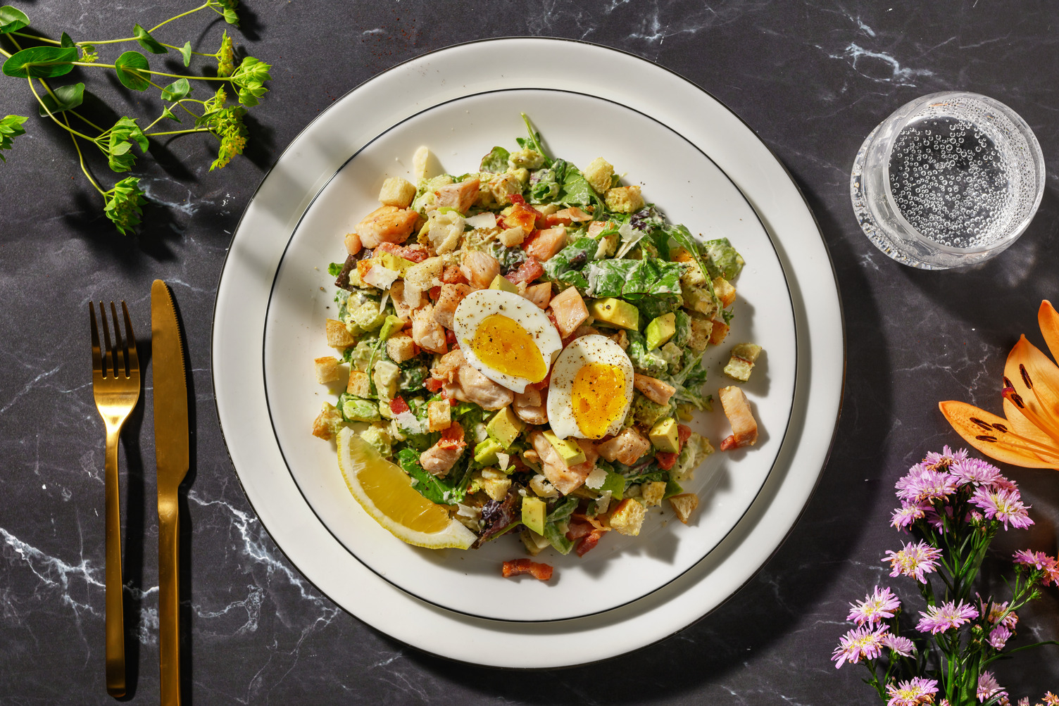 Salade César : poulet, lardons & croûtons