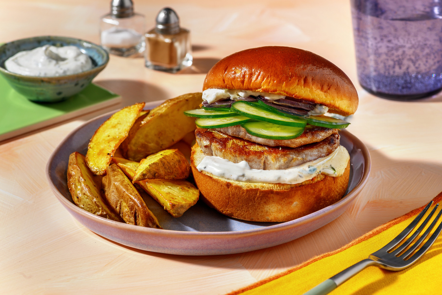 Harissa Bio-Schweinefilet Burger mit Gurke, Zaatar-Dip