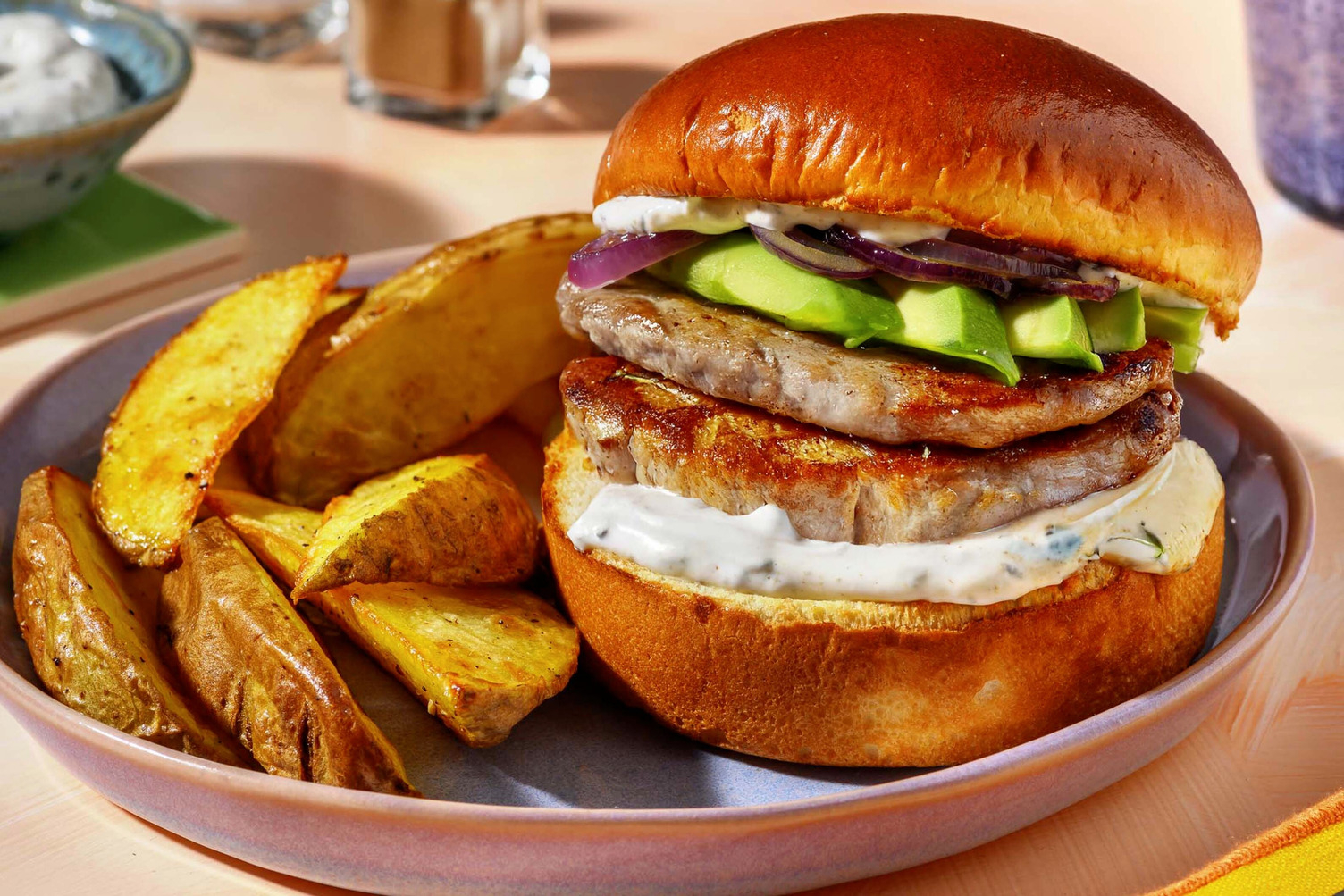 Harissa Bio-Schweinefilet Burger mit Avocado, Zaatar-Dip
