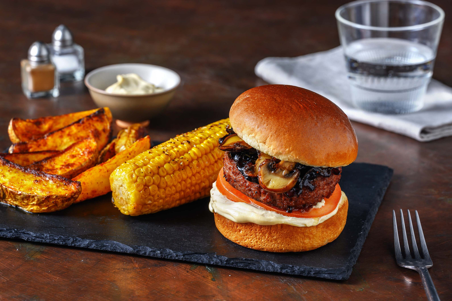 Doppelter Beyond Meat Burger mit Maiskolben