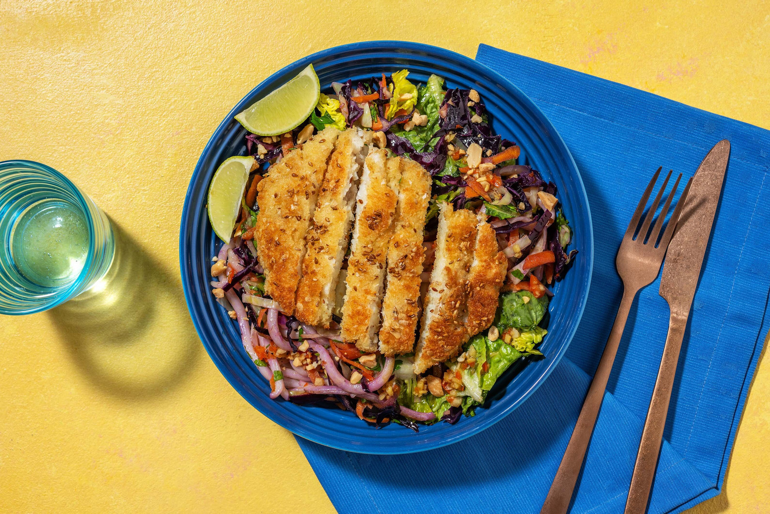 Lauwwarme noedelsalade met krokante vis