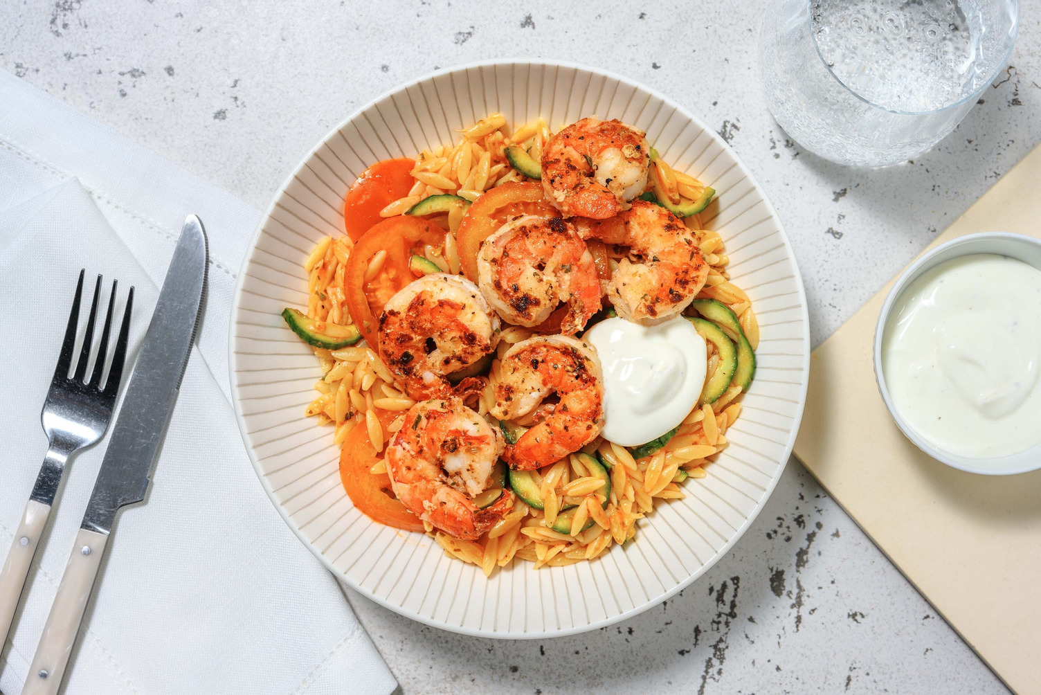 Riesengarnelen in mediterraner Marinade auf Orzo-Salat 