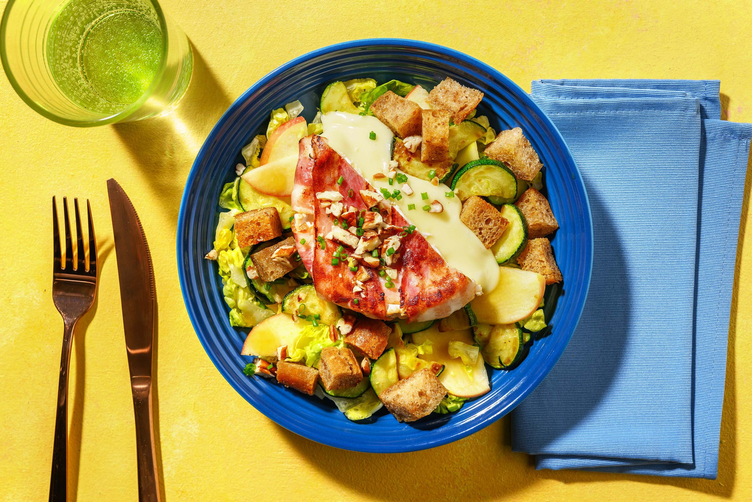 Camembert bardé de lard et salade à la pomme