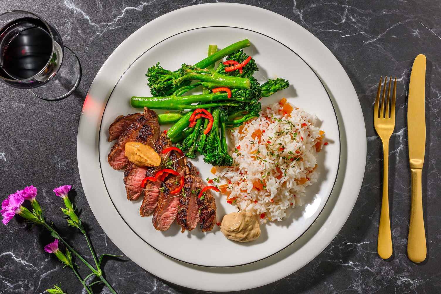 Rindersteak mit Misobutter auf Aprikosen-Reis