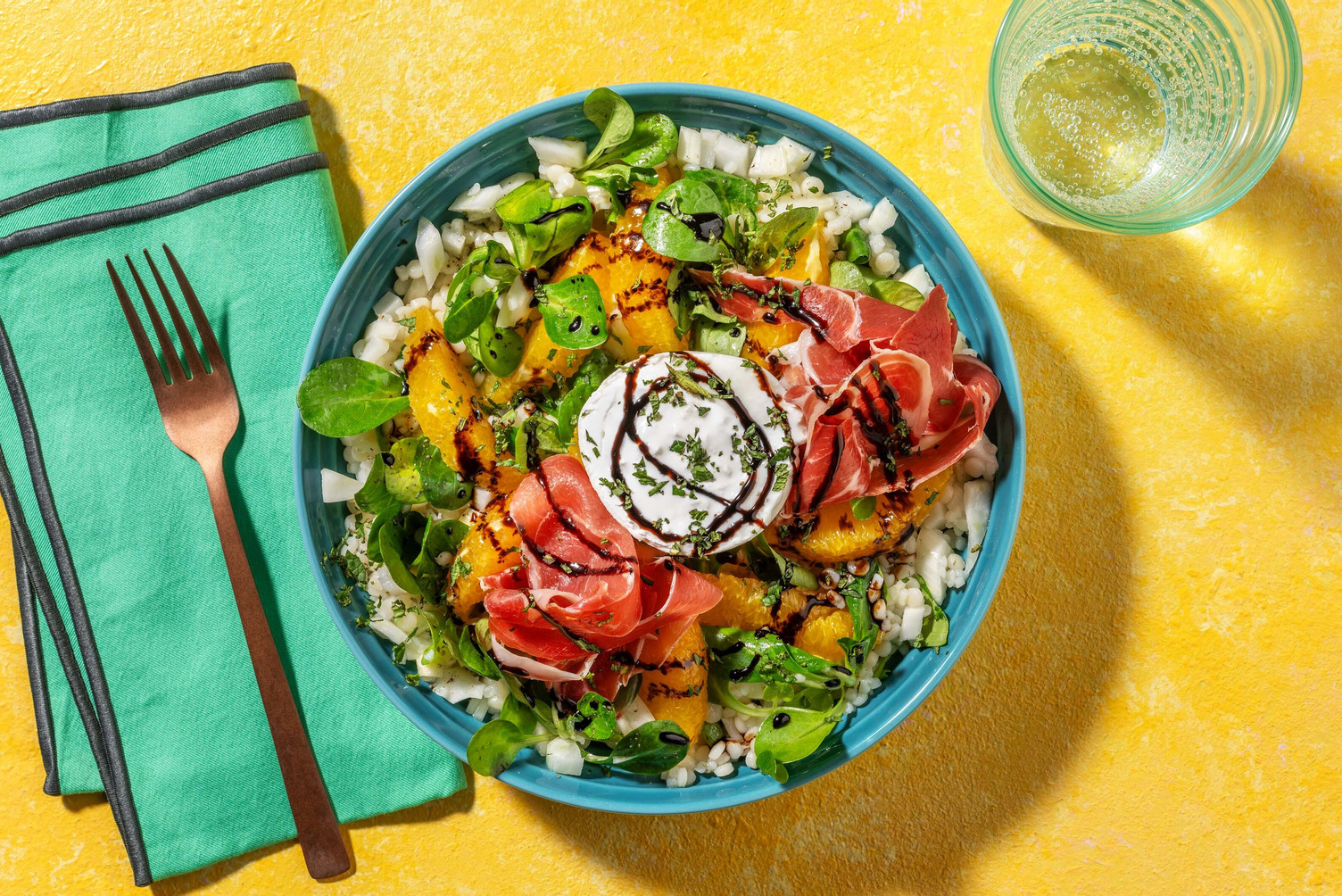 Salade garnie de jambon serrano et burrata