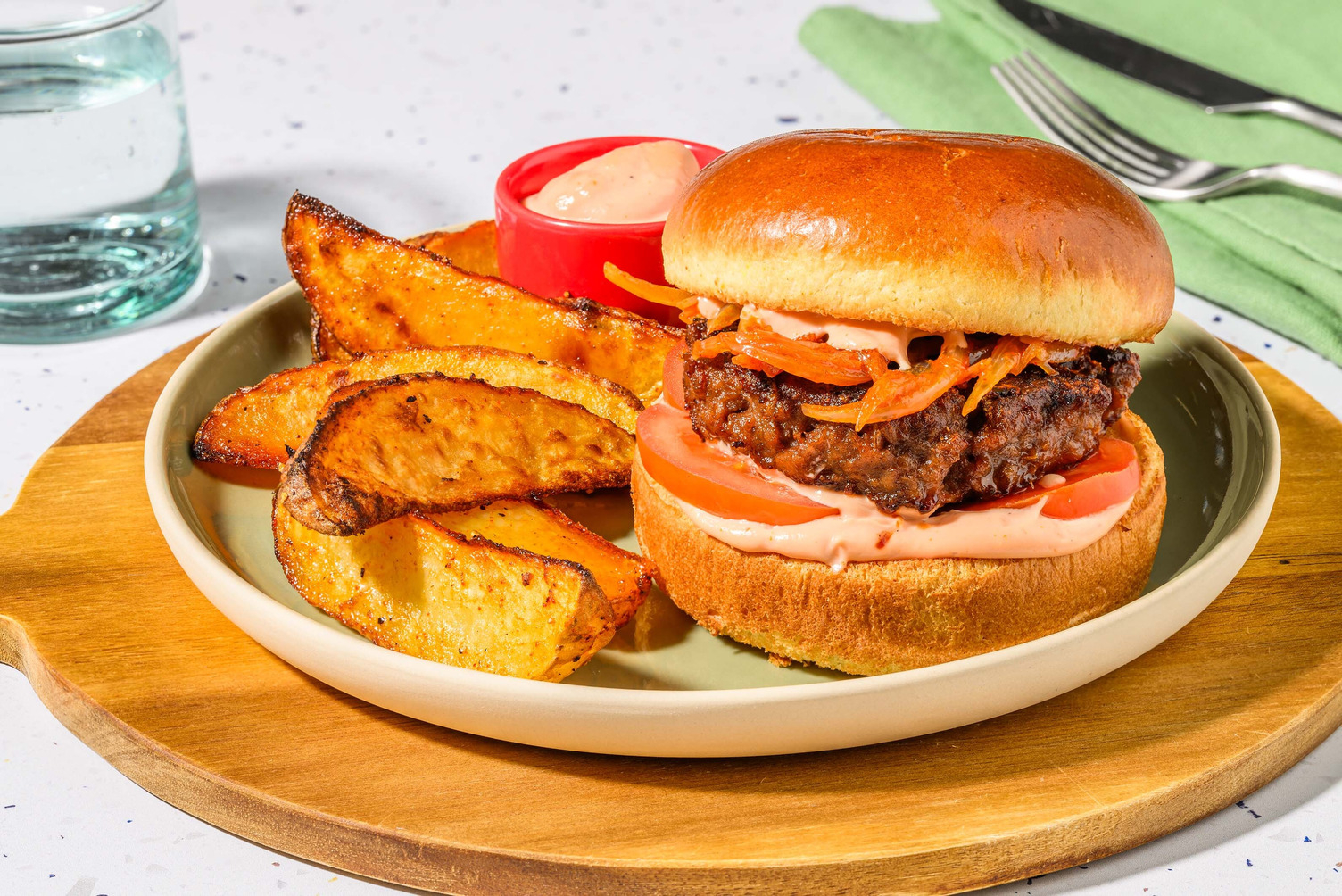 Beyond Meat Burger mit Onion Rings & Tomate