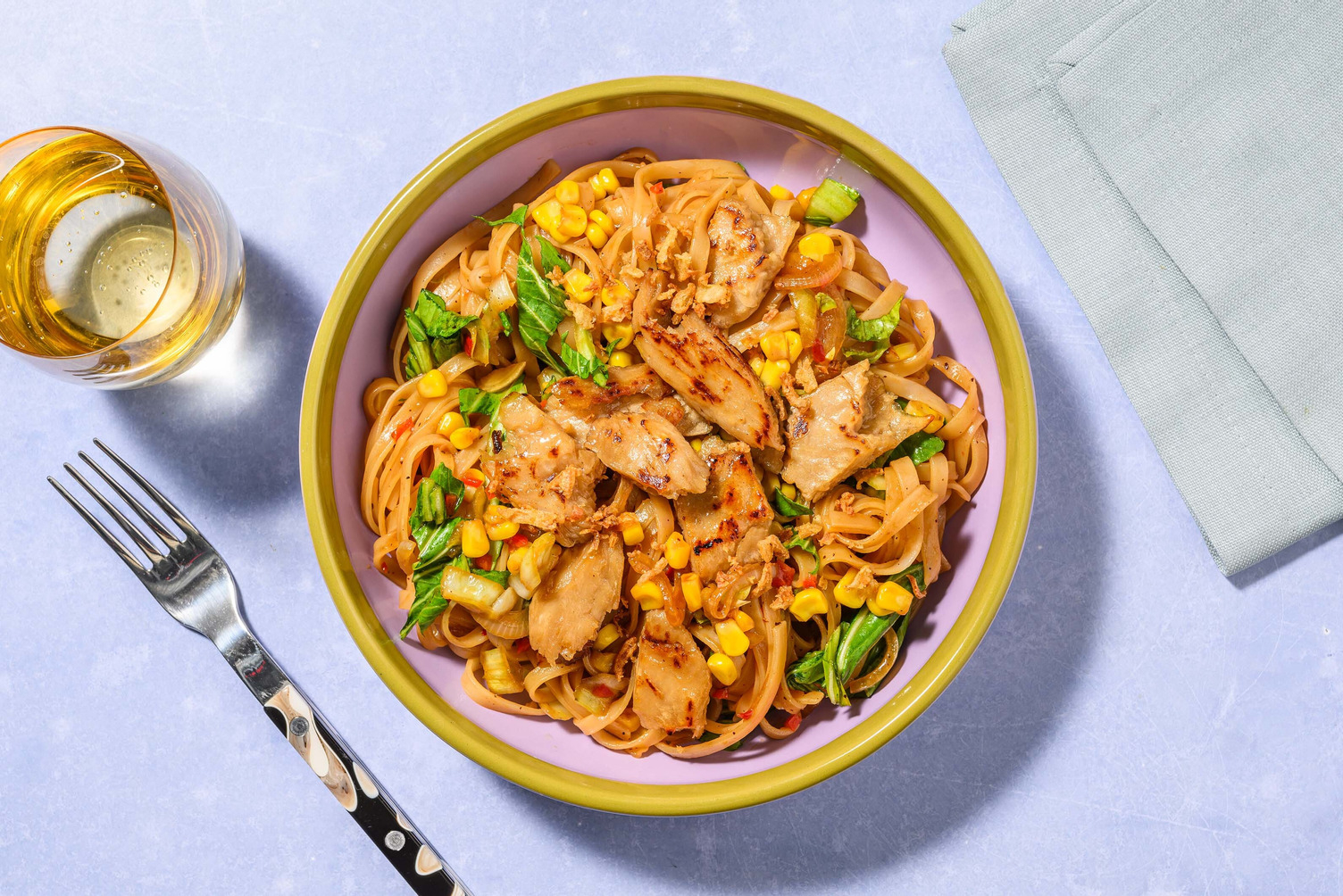 Noedels met vegetarische kip in pikante saus