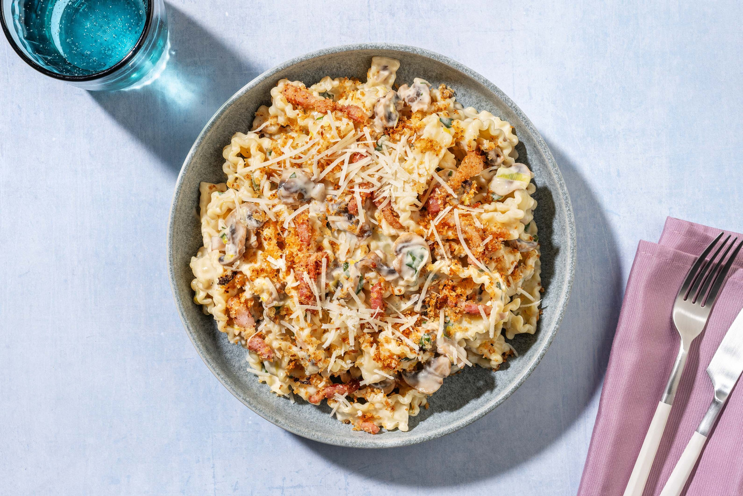 Mafaldine crémeuses garnies de lardons au panko