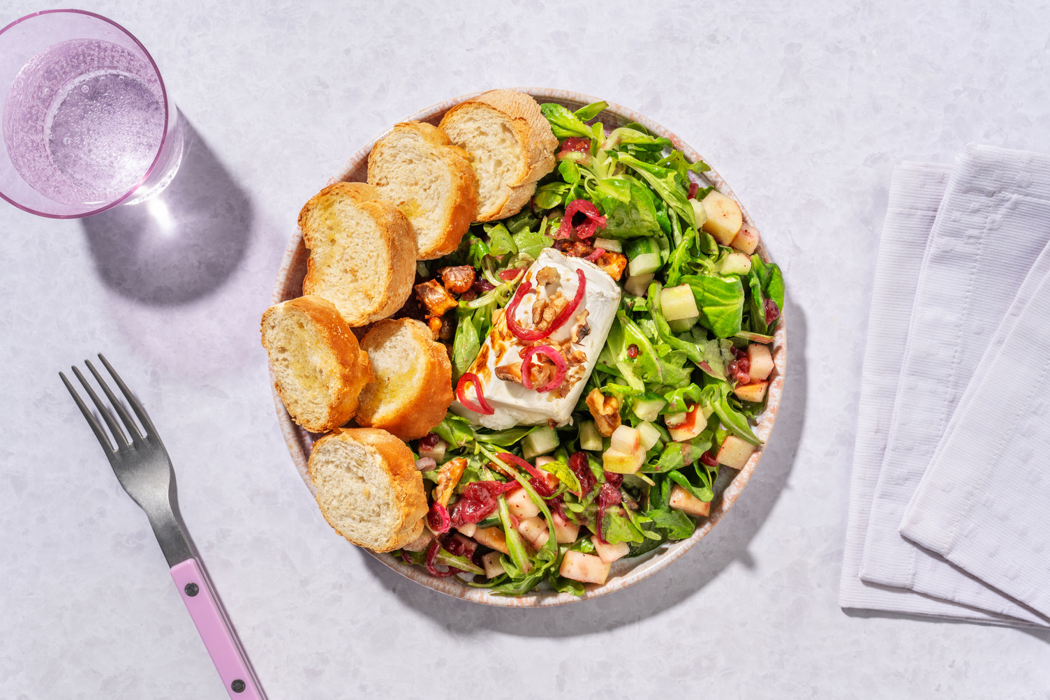 Salade met gebakken geitenkaas en crostini