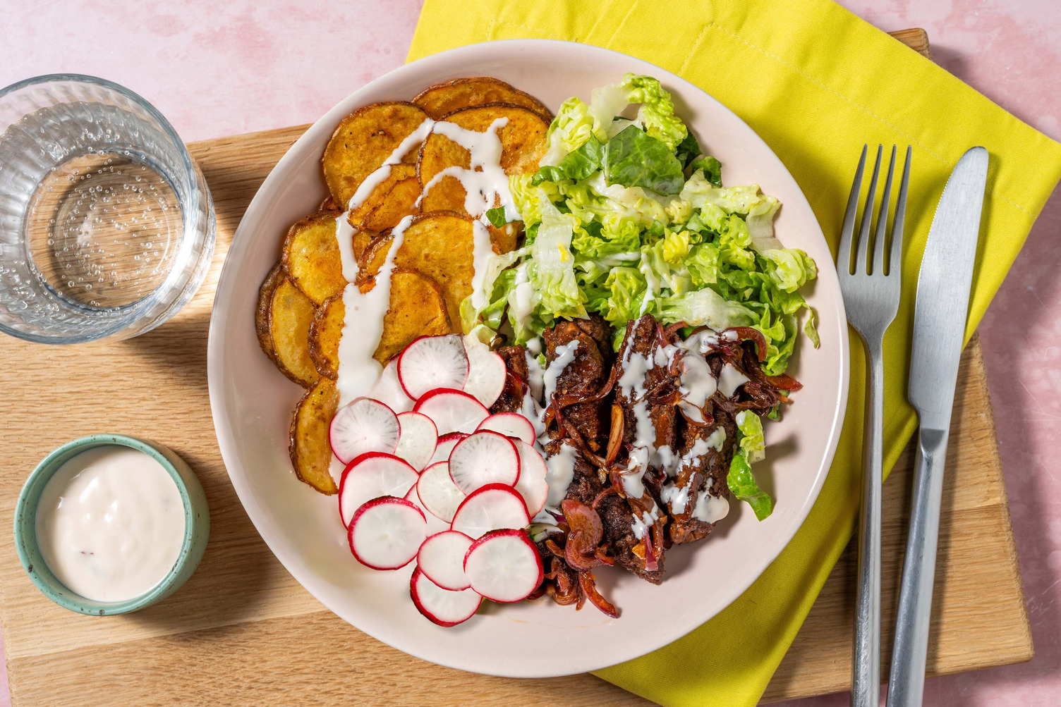 Beyond Burger Bowl mit Harissa-Kartoffel-Chips
