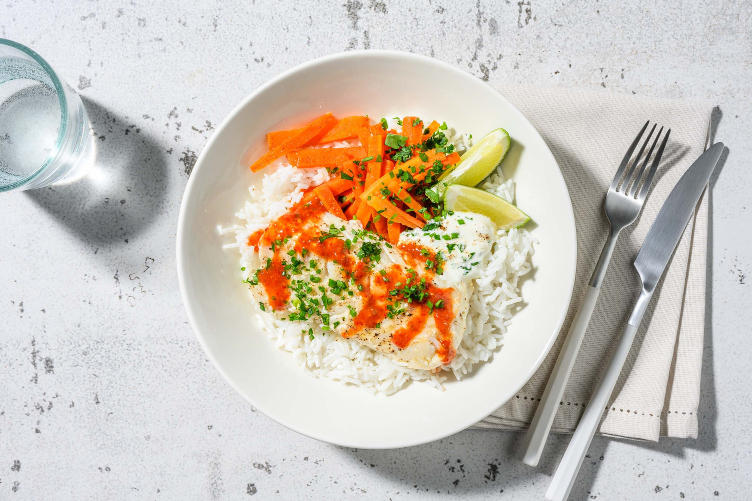 Harissakabeljauw met yoghurt-knoflooksaus