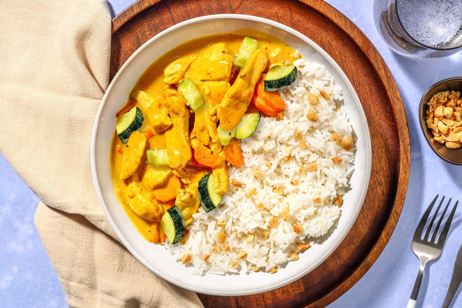 Stir Fry Hähnchen in mildem Erdnuss-Chili-Curry