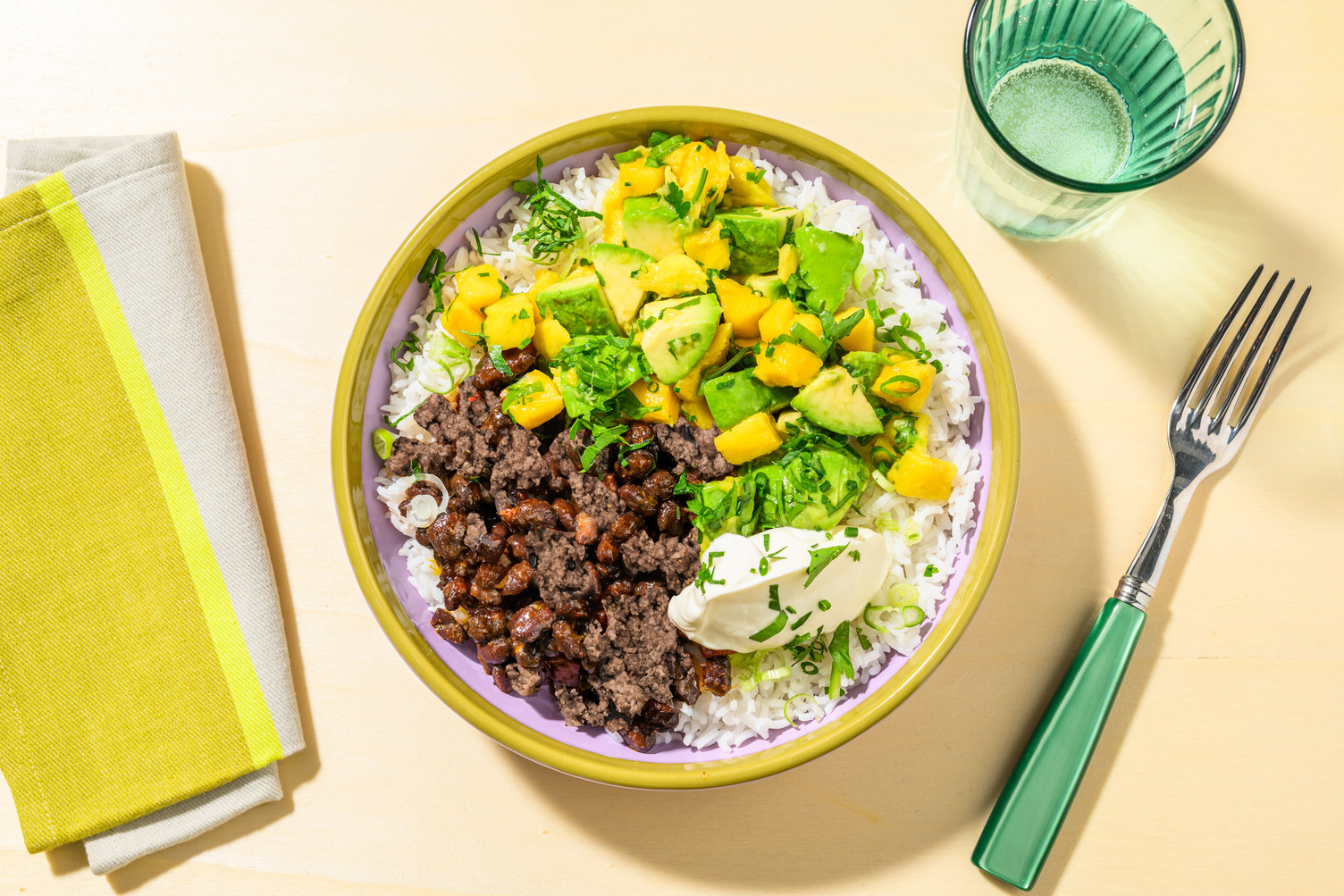 Bunte Burrito-Bowl mit Rinderhackfleisch