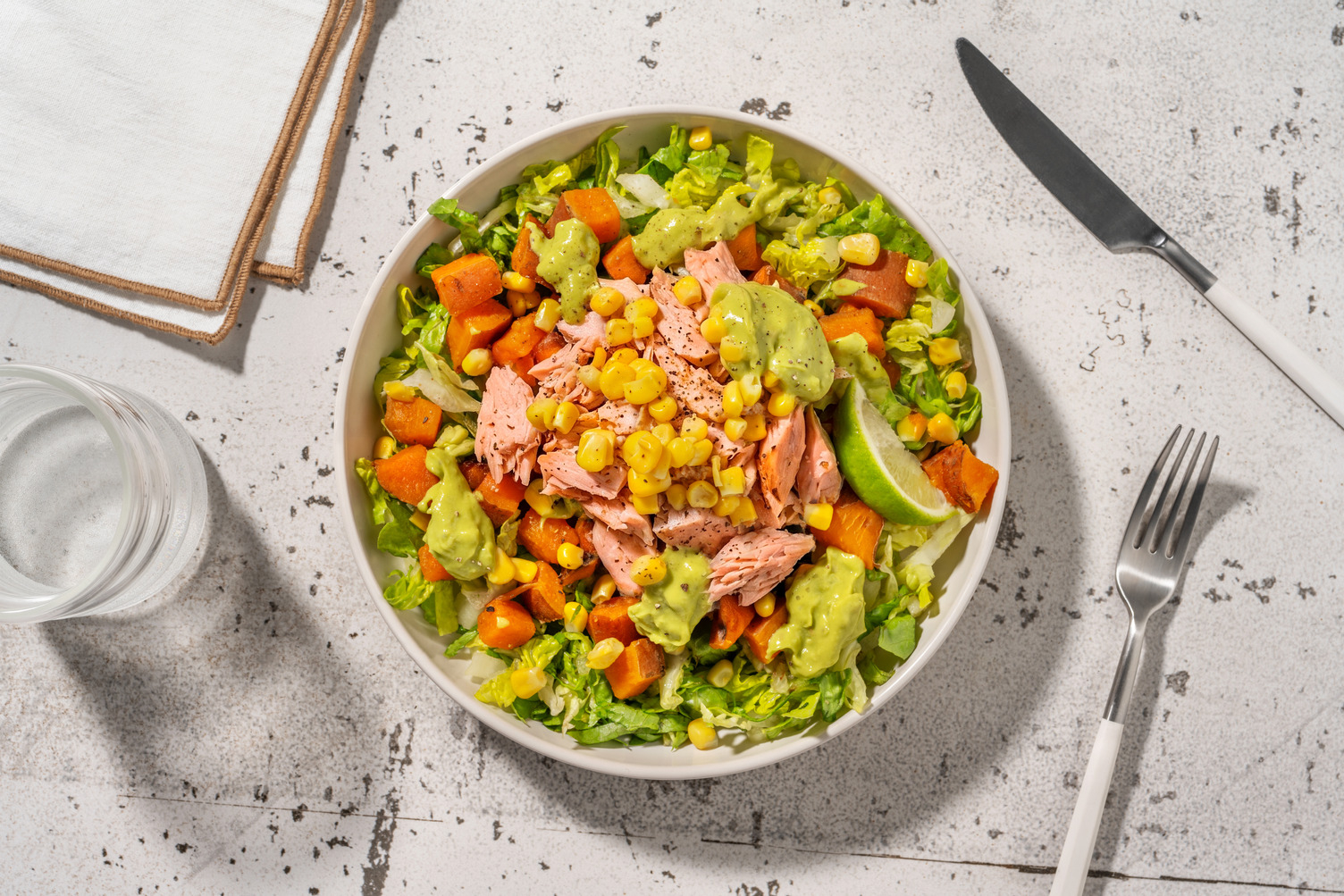 Bowl met warmgerookte zalm en avocadosaus