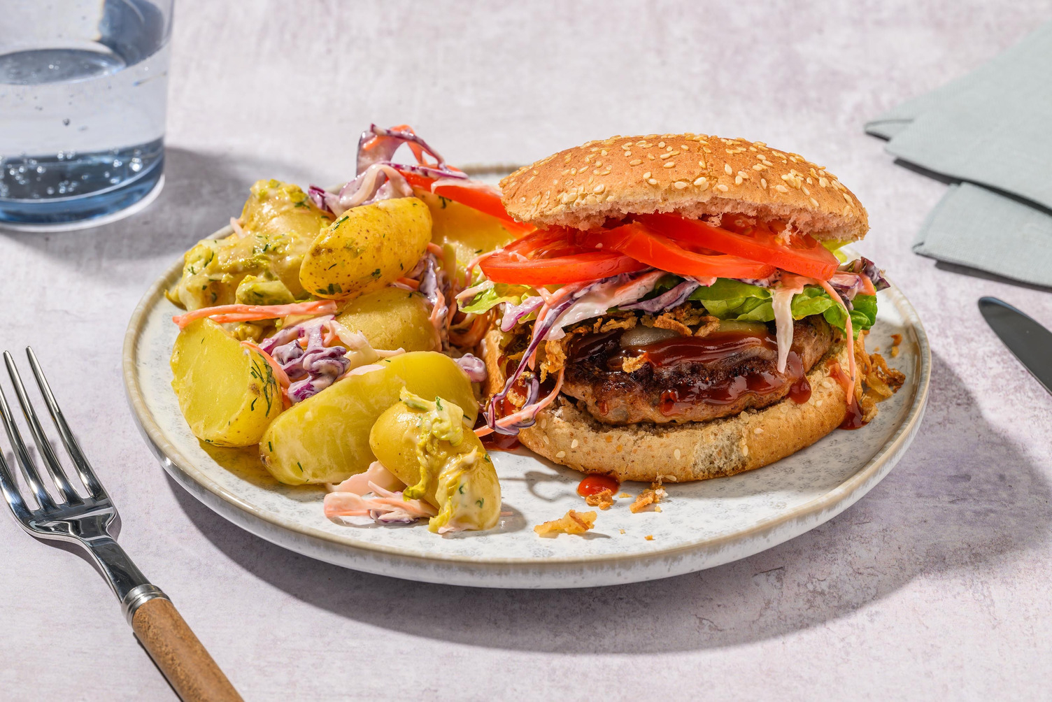 BBQ-kipburger met gefrituurde uitjes