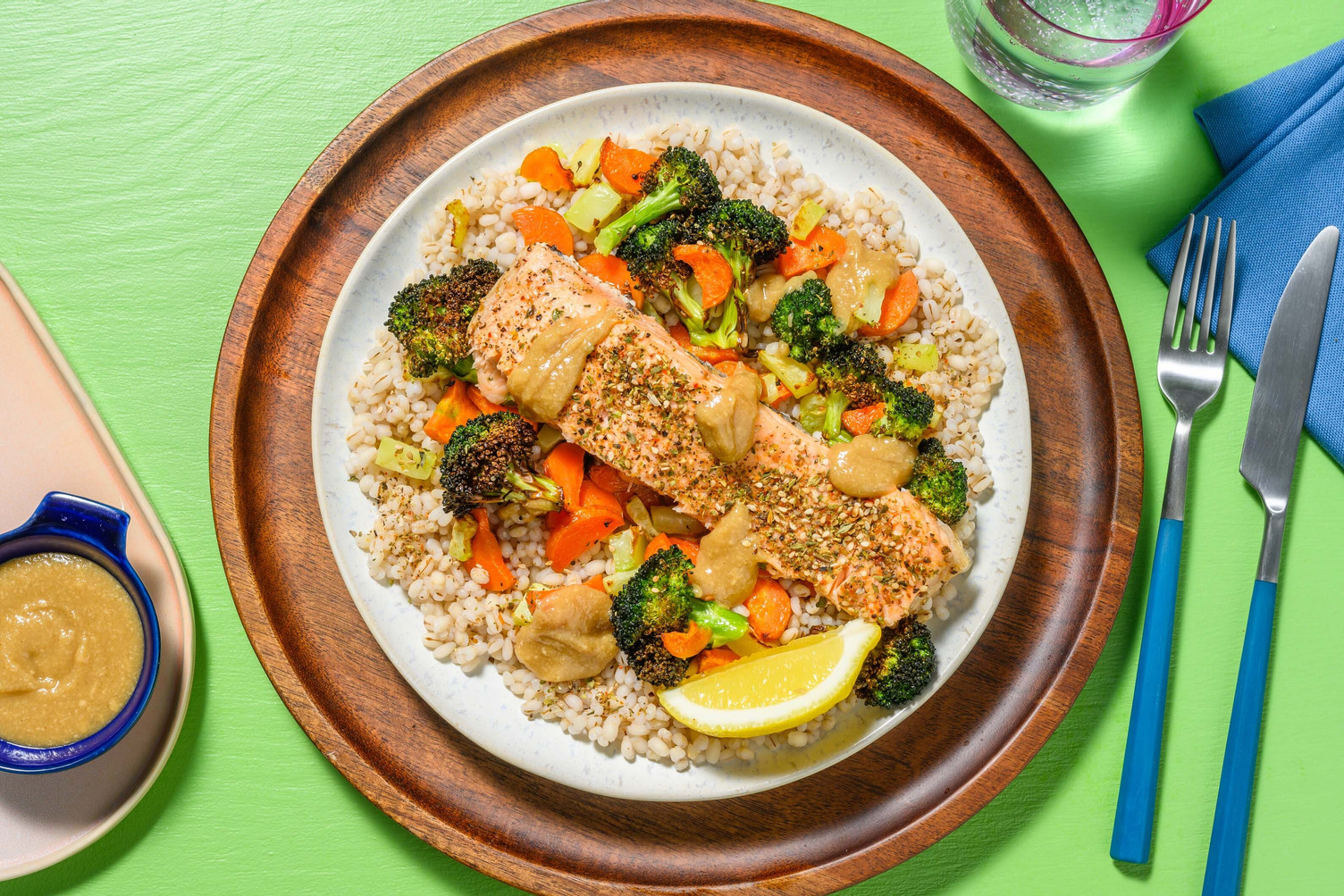 Gebakken zalm met za'atarkorst en tahindressing