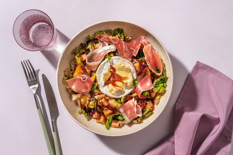 Brot-Salat mit Ofen-Camembert und extra Prosciutto