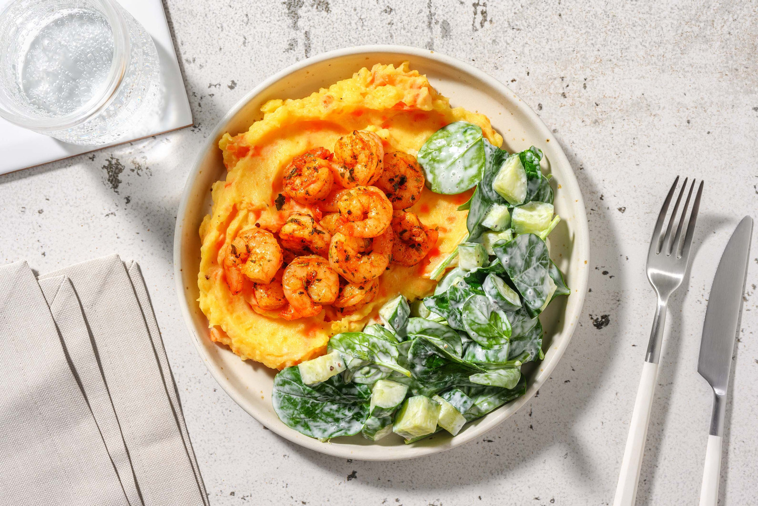 Peperoni-Crevetten auf buntem Gemüsestock