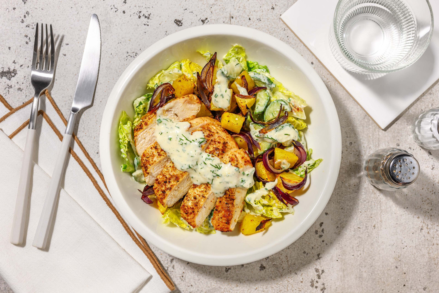 Knackiger Salat mit doppeltem Souflaki-Hähnchen