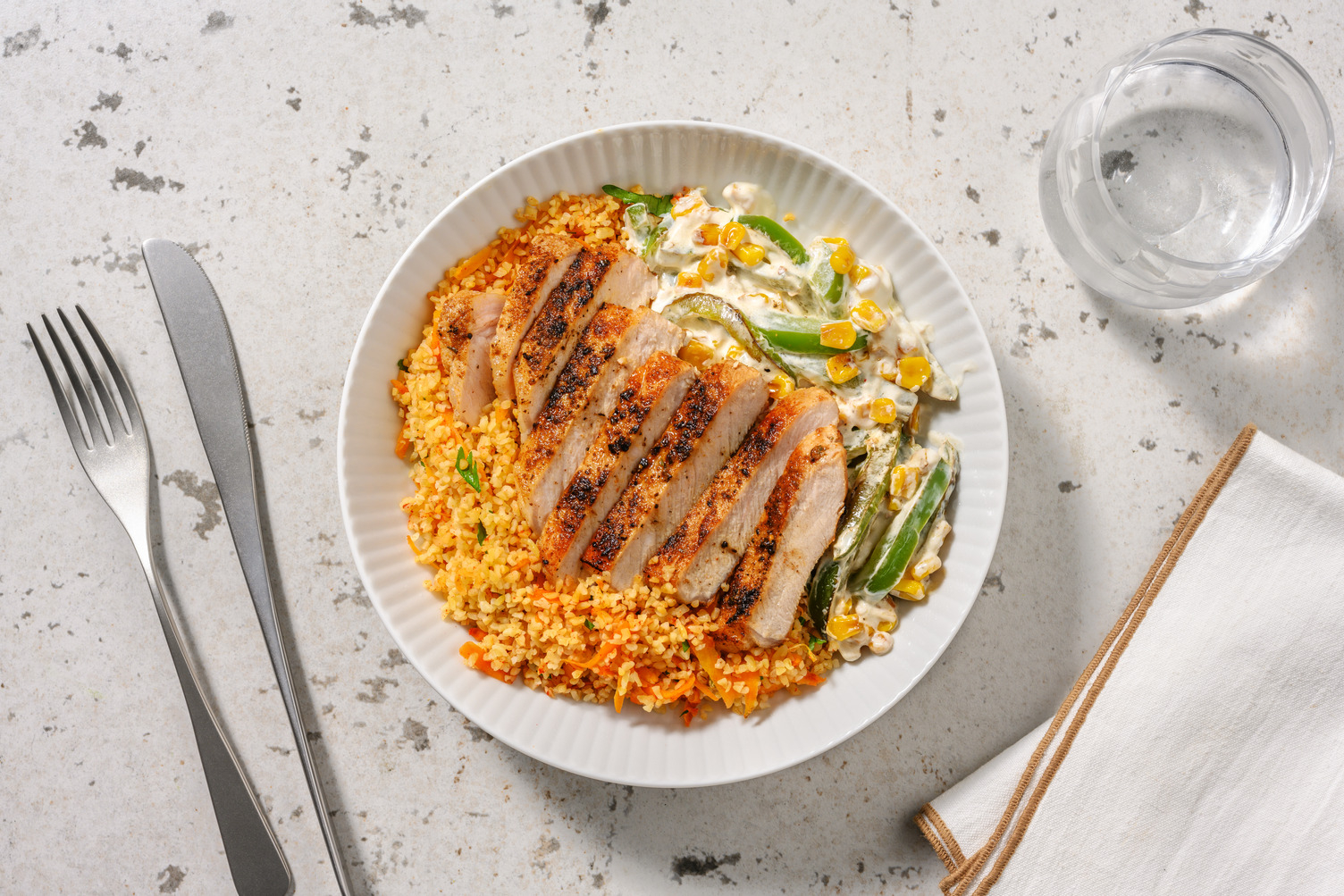 Doppelt Cajun-Schweinelachssteak auf Bulgur