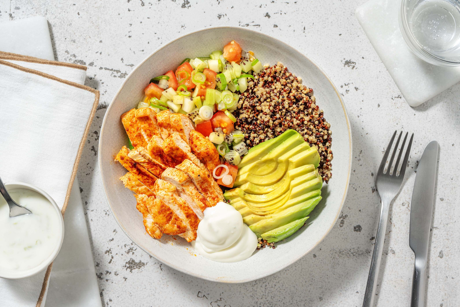 Smoky Chicken Avocado Bowl auf Quinoa 
