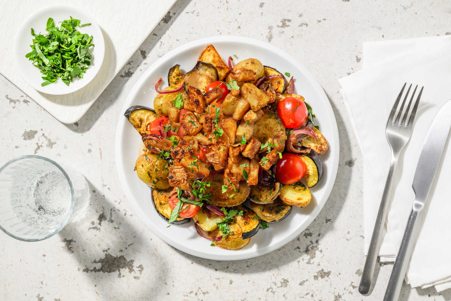 Kebab-Filetstücken Hähnchen-Art auf Ofengemüse