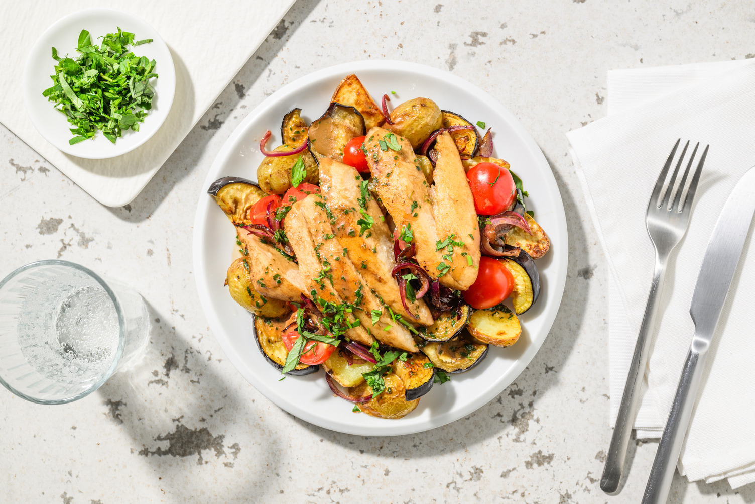 Bio-Hähnchen-Kebab-Filet auf Ofengemüse