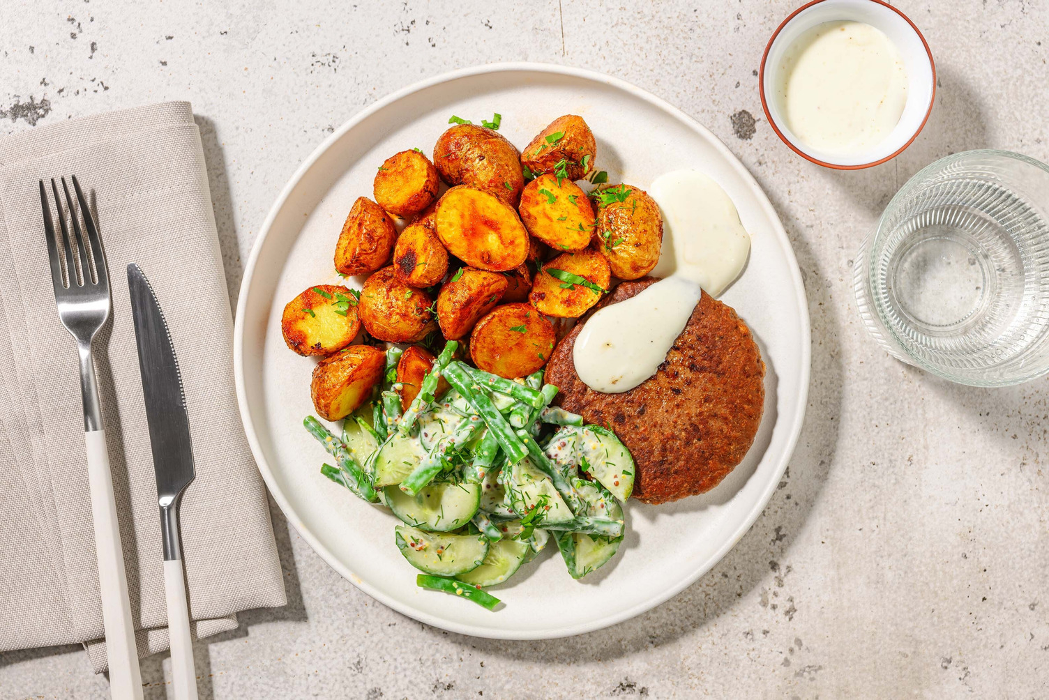 Veggie Beyond Frikadelle mit gerösteten Kartoffeln		