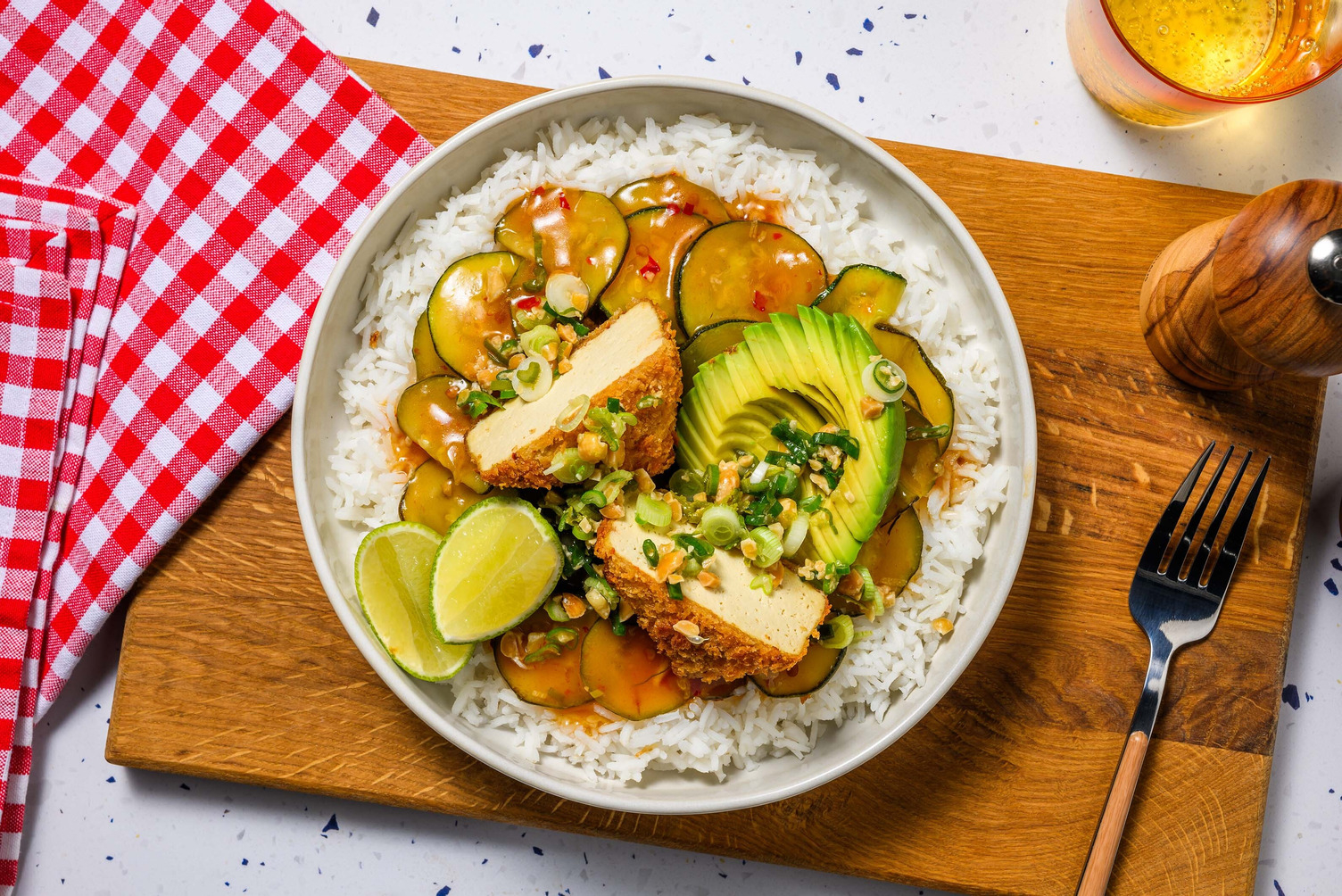 Tofu Katsu Schnitzel-Bowl mit Avocado