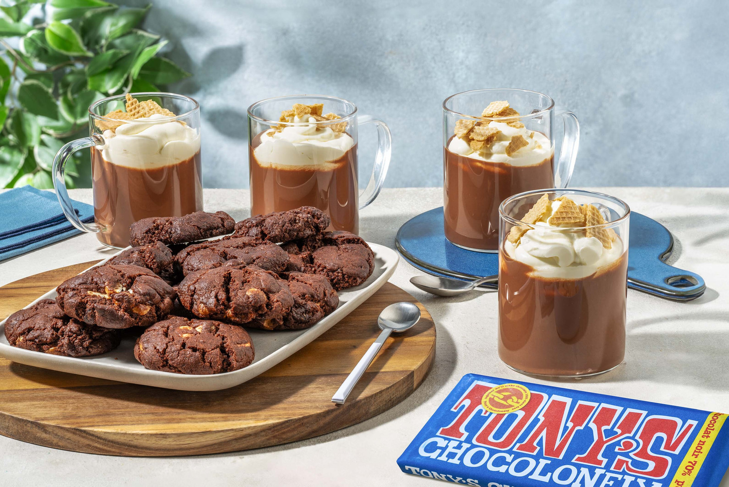 Warme chocolademelk van Tony's Chocolonely met chocoladekoekjes