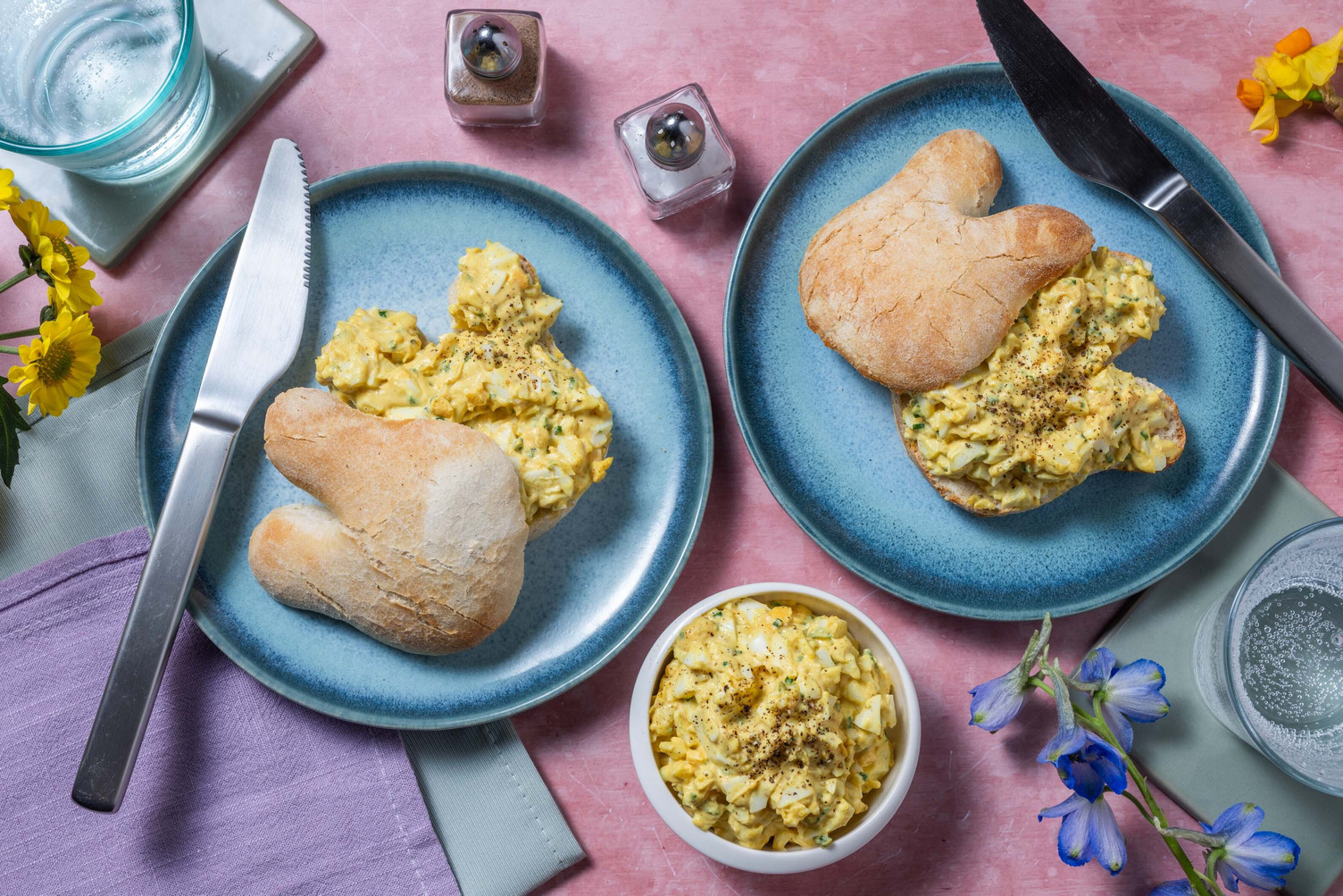 Petits pains de Pâques garnis de salade d'œufs maison