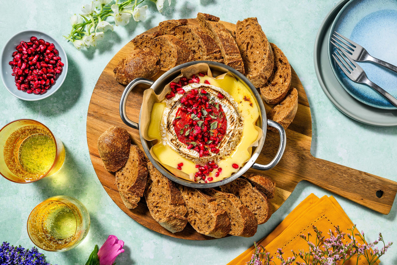 Gebakken camembert met honing en harissa