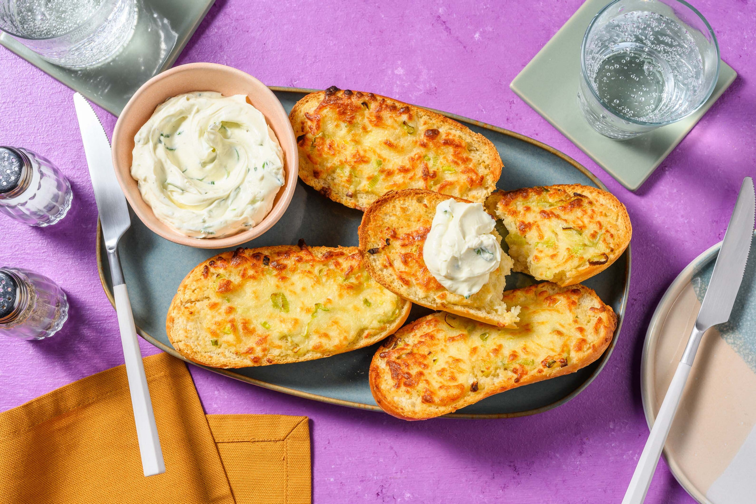 Pain au gruyère fondu et ail