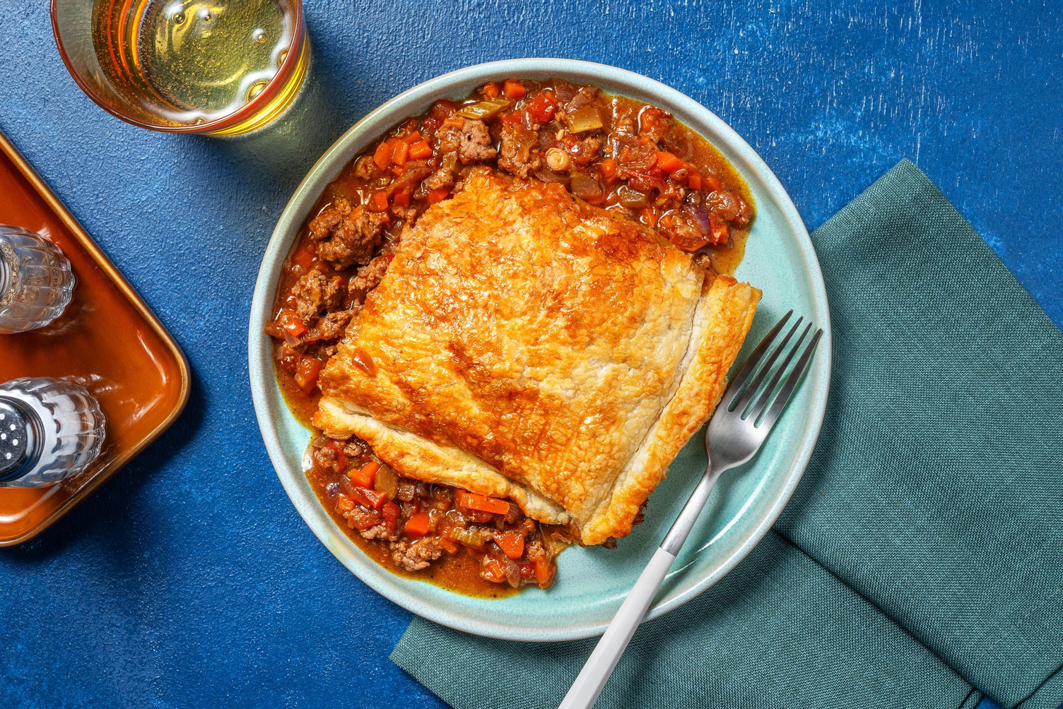 Hartige pie van gemengd gehakt met BBQ-rub