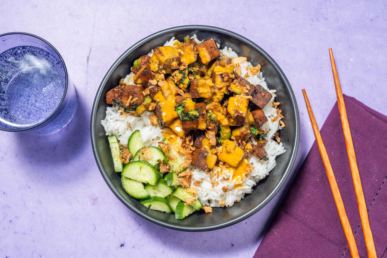 Tofubowl met pindasaus en amchoi